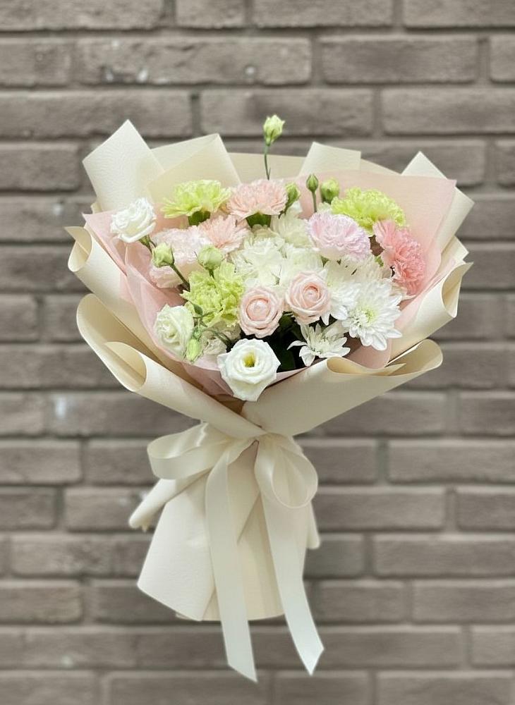 Букет цветов из: Гвоздики, Розы, Лизиантусы и Хризантемы в Пирогово