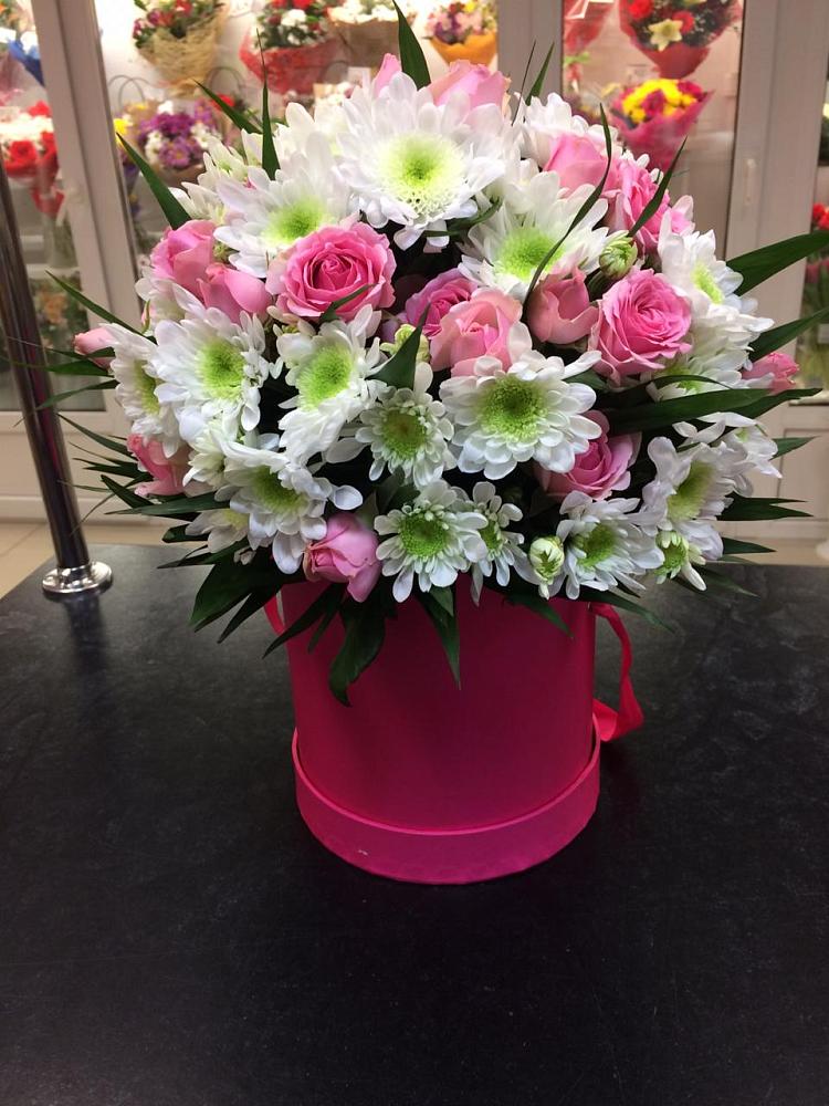 Цветочная композиция из Розы и Хризантемы в шляпной коробке в Пирогово