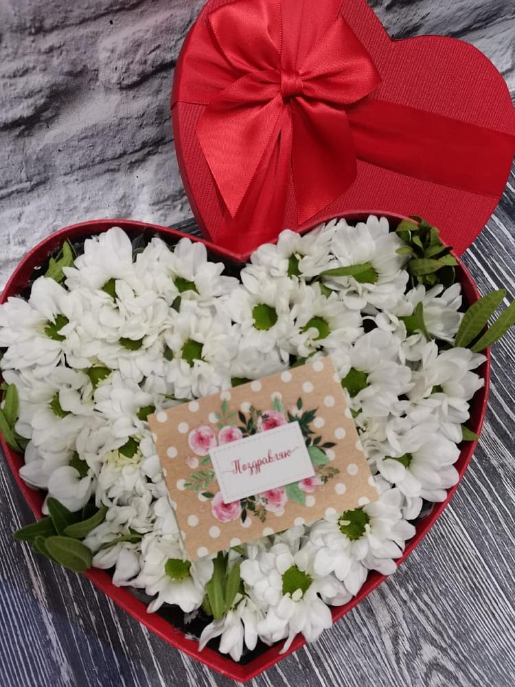 Цветочная композиция из Хризантемы в виде сердца в Пирогово