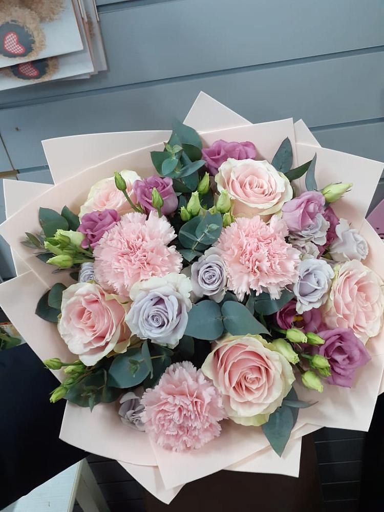 Букет цветов из: Розы, Гвоздики и Лизиантусы в Пирогово